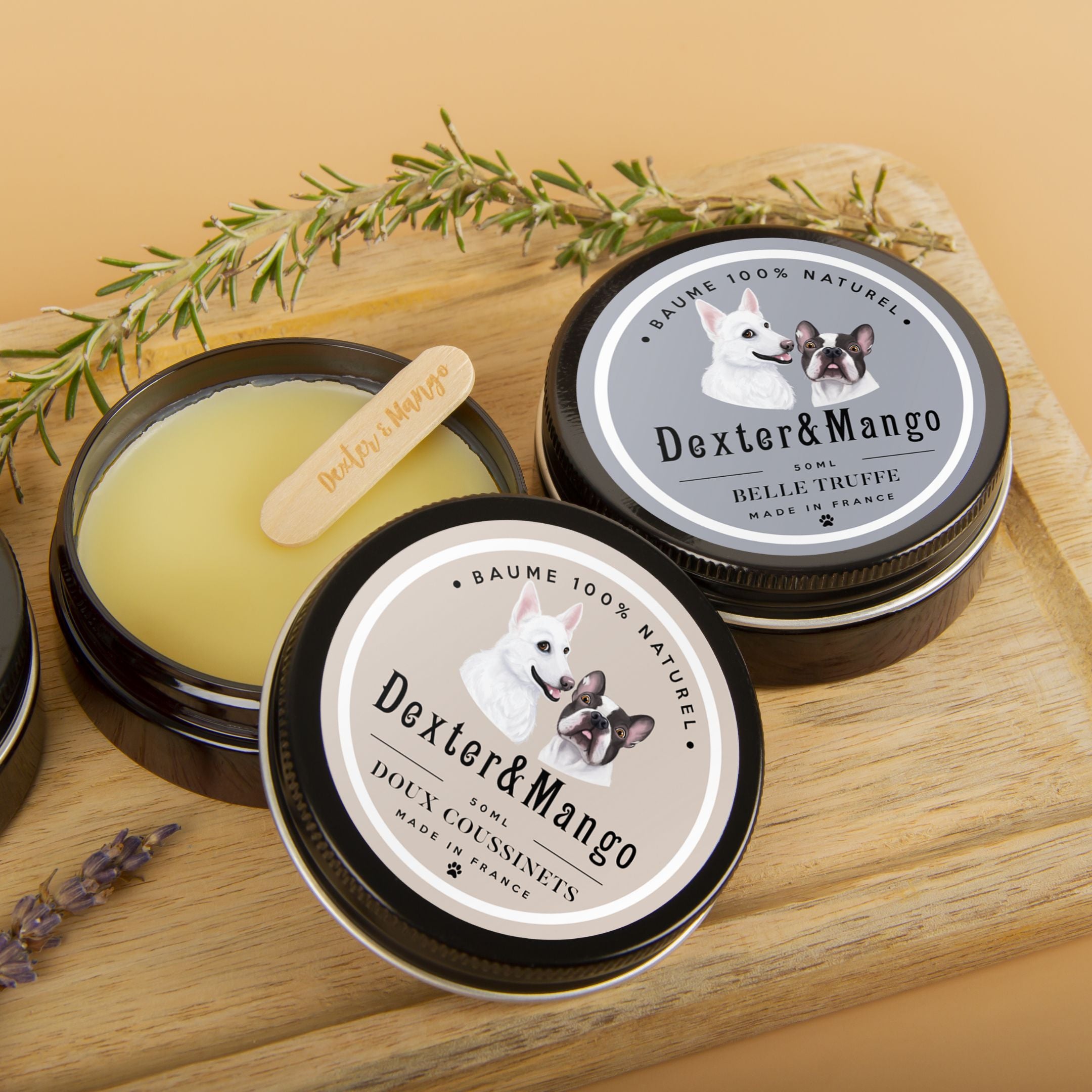 Baumes naturels Belle Truffe et Doux Coussinet Dexter & Mango ouverts avec spatule sur plateau bois