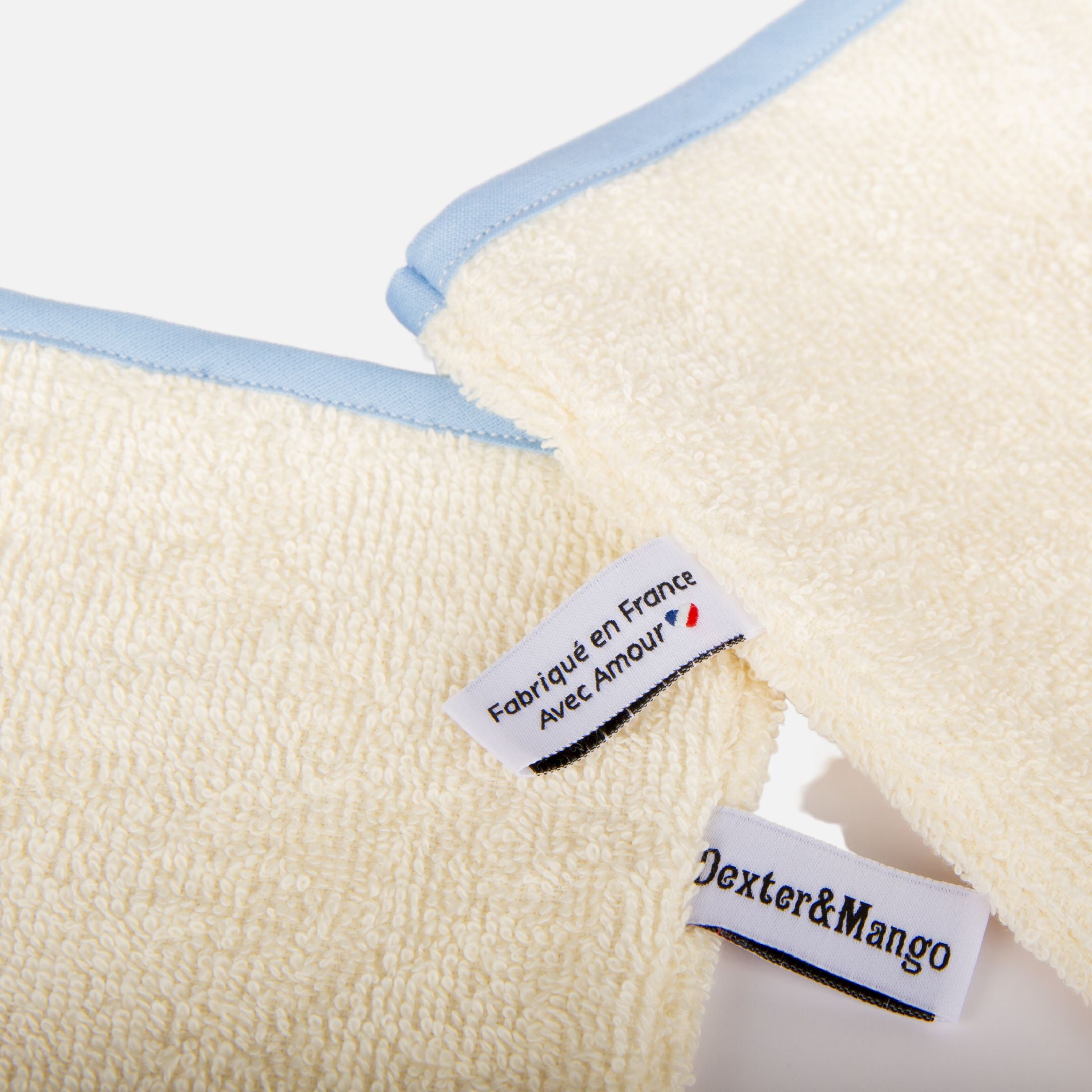 Gros plan sur deux gants lavables Dexter & Mango fabriqués en France avec étiquette visible.
