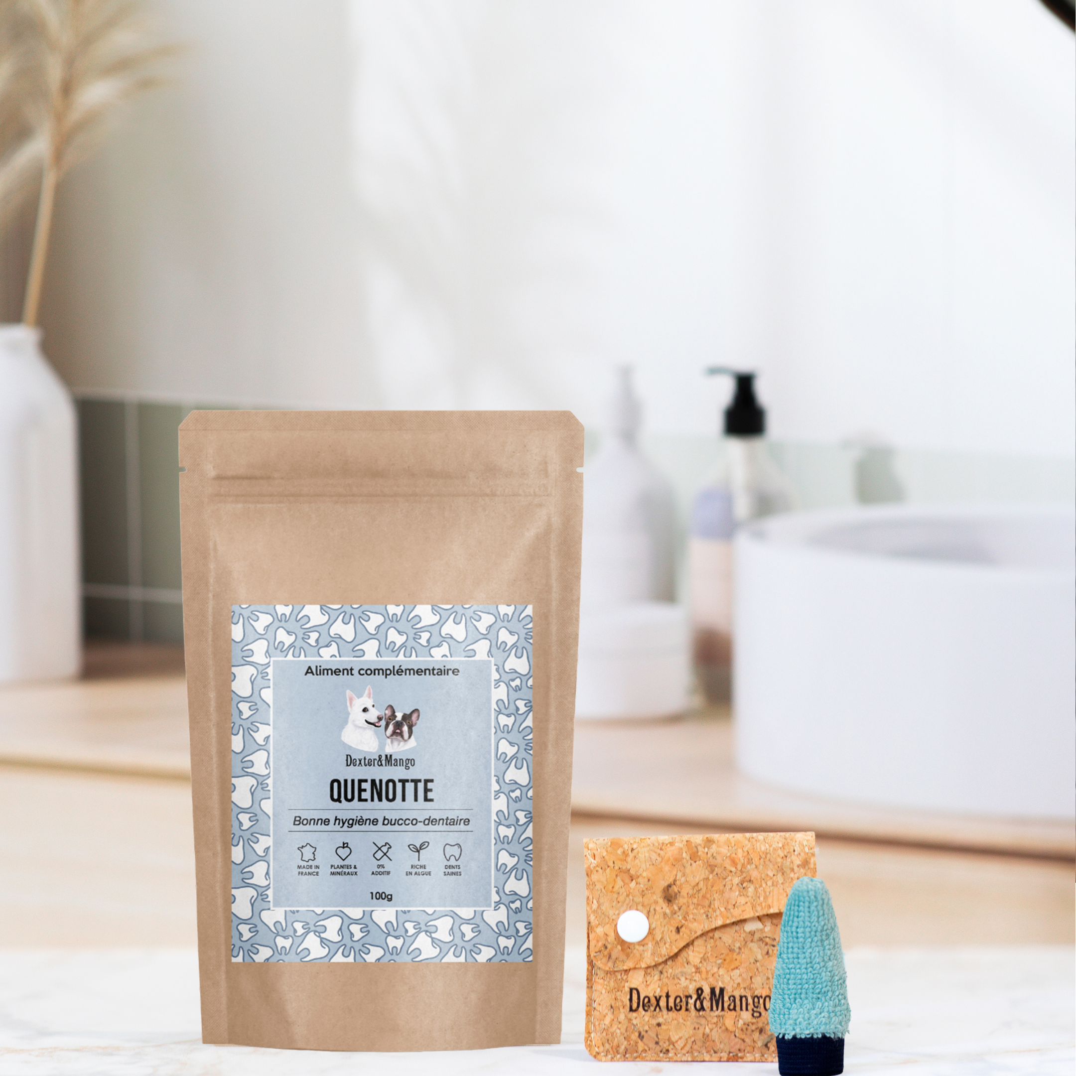 Mise en situation du complément Quenotte et du doigtier avec son étui en liège, dans une salle de bain, pour l’hygiène dentaire du chien