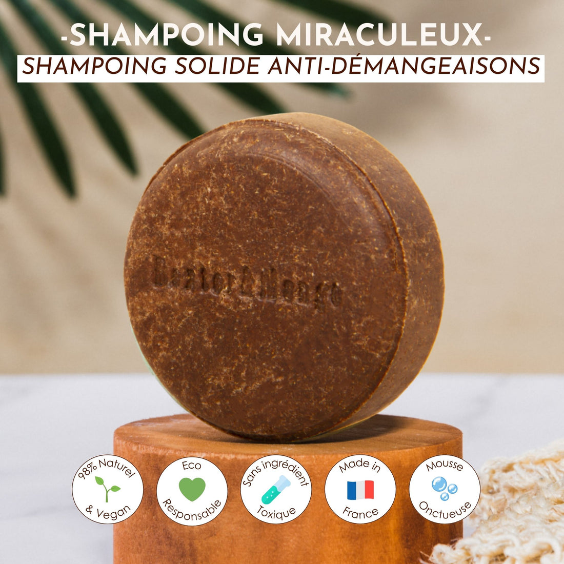 shampoing solide Le Miraculeux de Dexter & Mango posé sur un support en bois