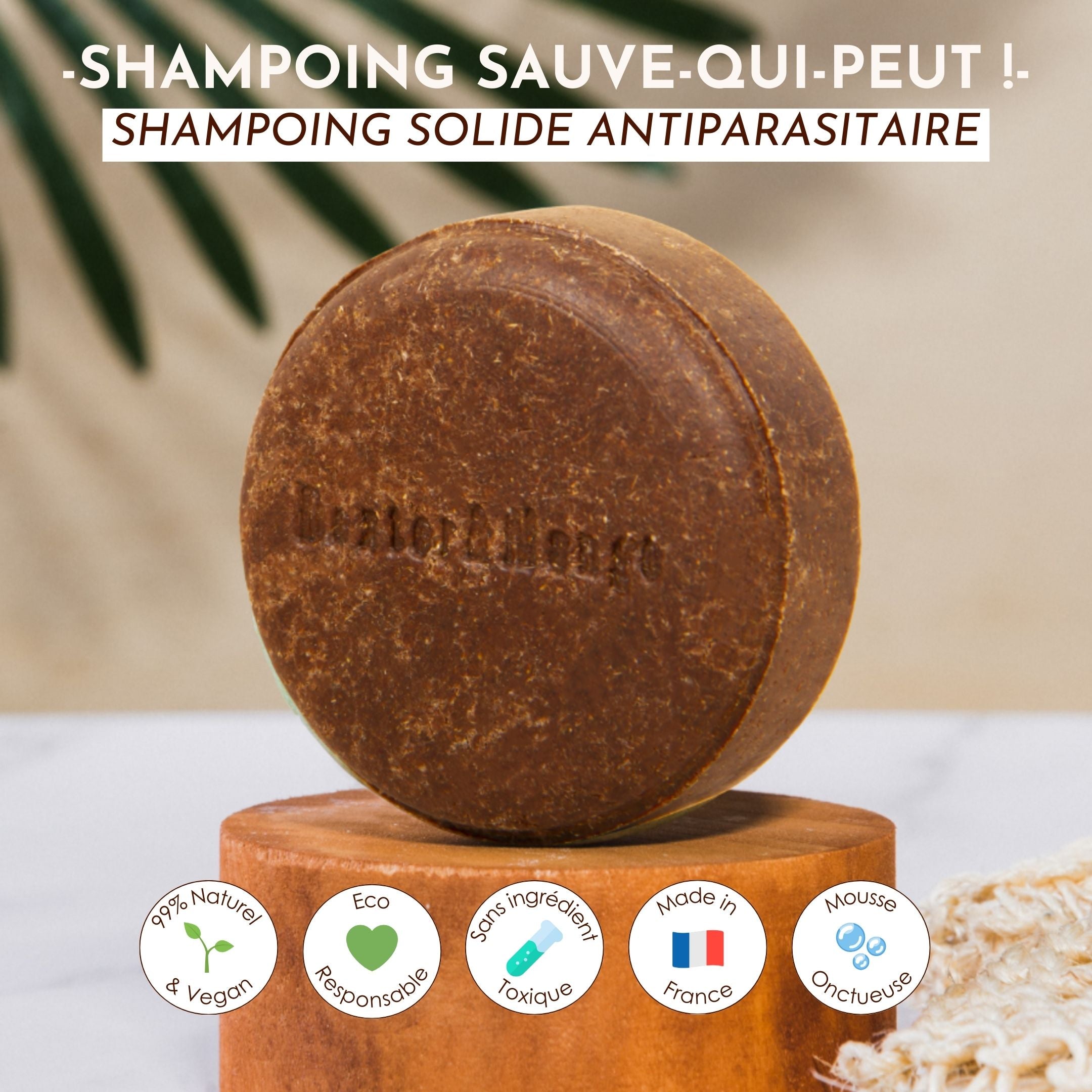 Shampoing solide antiparasitaire Sauve-qui-peut présenté sur un support en bois