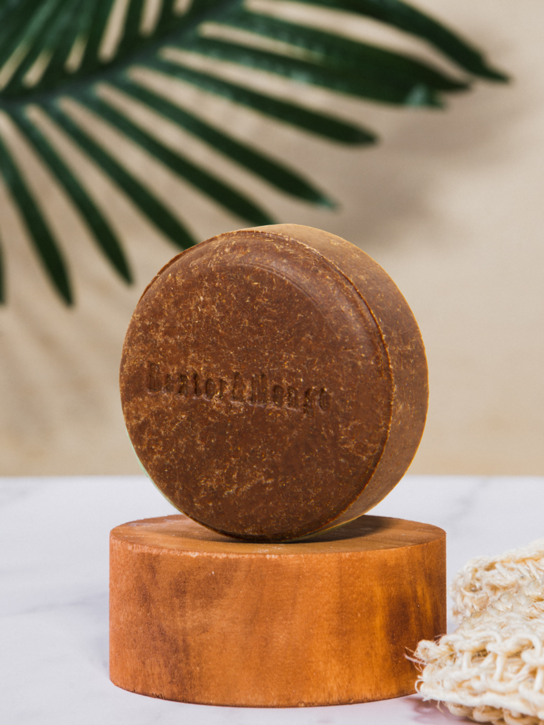 Shampoing solide naturel Dexter & Mango pour chien, posé sur support en bois avec fond végétal