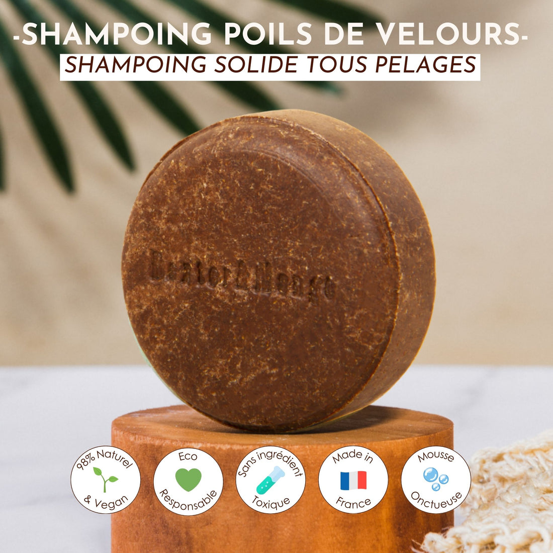 Shampoing solide Poils de Velours de Dexter et Mango posé sur un support, avec pictogrammes des engagements naturels et français