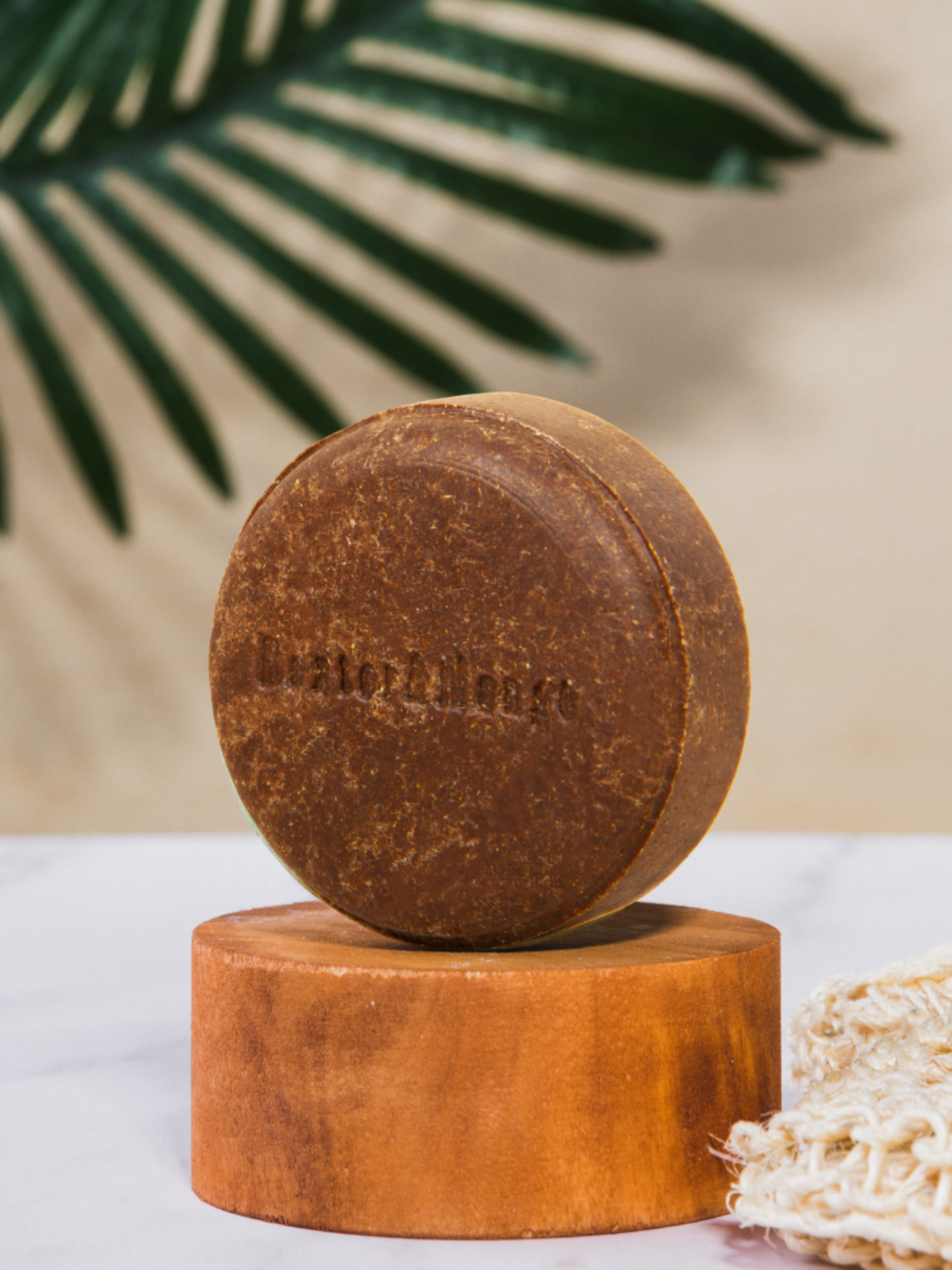 Shampoing solide naturel Dexter &amp; Mango pour chien, posé sur support en bois avec fond végétal